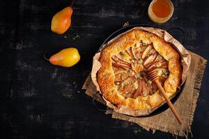 Galette mit Birne und Blau Käse eingetaucht im Honig. gesund Essen. oben Aussicht foto