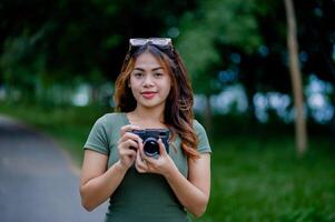 schön asiatisch Tourist und ihr persönlich Kamera weiblich Fotograf umgeben Milleles foto