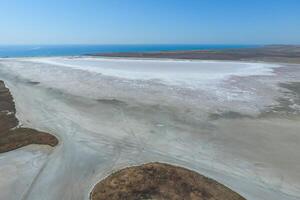 Kochsalzlösung Salz- See im das Azov Meer Küste. ehemalige Mündung. Aussicht von über. trocken See. Aussicht von das Salz- See mit ein Vogel Auge Aussicht foto
