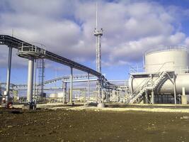 Öl Raffinerie unter Konstruktion. das Kapazität von Alkalisierung von Benzin foto