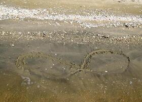 das Zeichen von Unendlichkeit auf das Meer. Küsten Sand auf das Strand. das Symbol von Unendlichkeit foto