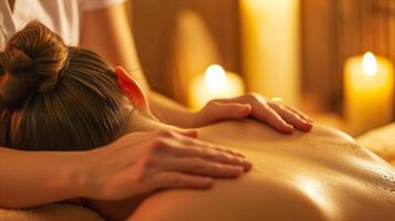 ai generiert Spa Gelassenheit entspannt Frau genießen ein zurück Massage foto