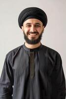 ai generiert lächelnd islamisch Mann im Studio, kulturell Vielfalt Porträt foto