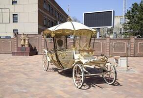 geschmiedet Wagen auf das Seite? ˅ in der Nähe von das Gebäude. schön dekorativ Coach. foto