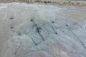 oben Aussicht von das Salz- See Schlamm Quellen. extern Ähnlichkeit mit Krater. Schlamm Heilung Federn foto