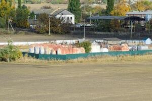 Aussicht von ein alt Base von brennbar Schmierstoffe. Fässer zum Speicherung Benzin. ein alt Siedlung. foto