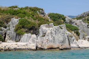 Ruinen von das uralt Stadt von kekova auf das Ufer. foto