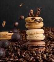 Stapel von mehrfarbig Macarons auf ein Hintergrund von Kaffee Bohnen, schwarz Hintergrund foto