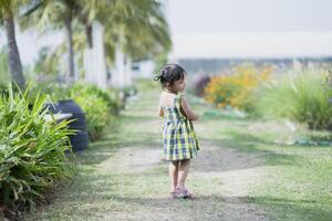 schön Frau Asien Stil auf Gelb Blume Garten und suchen Lächeln glücklich Zeit auf das Tag foto