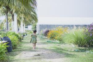 schön Frau Asien Stil auf Gelb Blume Garten und suchen Lächeln glücklich Zeit auf das Tag foto