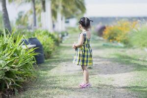 schön Frau Asien Stil auf Gelb Blume Garten und suchen Lächeln glücklich Zeit auf das Tag foto