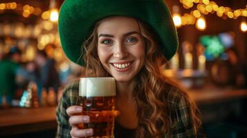 ai generiert jung heiter Frau im ein groß Grün Kobold Hut Getränke Bier im ein irisch Kneipe foto