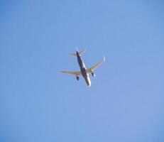 Passagier Flugzeug im das Himmel beim niedrig Höhe fliegt zu das Flughafen zu Land. foto