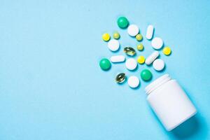 Pillen, Tablets und Kapseln auf Blau foto