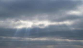 Sonnenlicht Filtern durch das Wolken foto