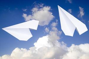 Weiß Papier Flugzeug im ein Blau Himmel mit Wolken. das Botschaft Symbol im das Bote foto