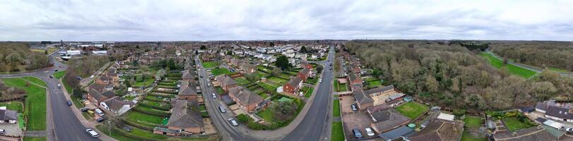 Antenne Panorama- Aussicht von Corby Stadt, Dorf von England vereinigt Königreich während wolkig und regnerisch Wetter von Winter. Januar 11., 2024 foto