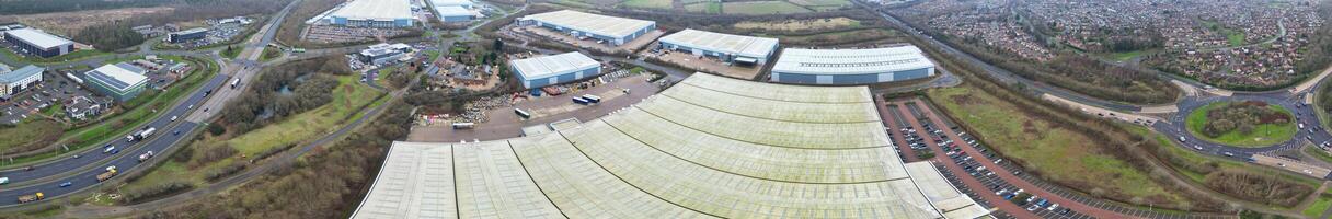 Antenne Panorama- Aussicht von Corby Stadt, Dorf von England vereinigt Königreich während wolkig und regnerisch Wetter von Winter. Januar 11., 2024 foto