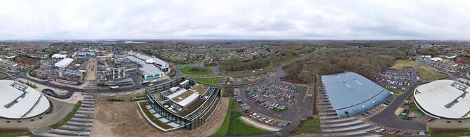 Antenne Panorama- Aussicht von Corby Stadt, Dorf von England vereinigt Königreich während wolkig und regnerisch Wetter von Winter. Januar 11., 2024 foto