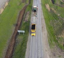 oben Aussicht von das Straße Reparatur. Technik zum Reparatur von Asphalt. Ersatz von Asphalt Gehweg. foto