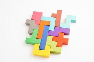 logisch Denken und Problem lösen Problem Lösung kreativ Geschäft Konzept, hölzern Puzzle geometrisch Block Form. foto