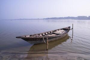 Landschaftsansicht eines Holzbootes am Ufer des Flusses Padma in Bangladesch foto