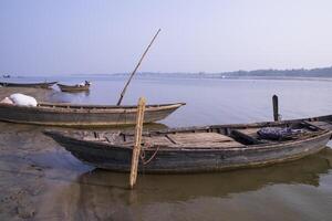Landschaft Aussicht von etwas hölzern Angeln Boote auf das Ufer von das Padma Fluss im Bangladesch foto