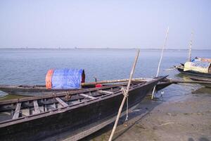 Landschaft Aussicht von etwas hölzern Angeln Boote auf das Ufer von das Padma Fluss im Bangladesch foto