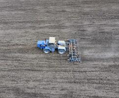 das Traktor pflüge das Feld. unter Aussaat, das Boden ist gelockert auf das Feld. foto