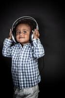 wenig Junge hört zu Musik- foto