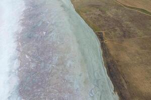Kochsalzlösung Salz- See im das Azov Meer Küste. ehemalige Mündung. Aussicht von über. trocken See. Aussicht von das Salz- See mit ein Vogel Auge Aussicht foto