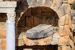 Antiquität Säulen und Bögen im das Hierapolis Amphitheater. foto