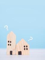 Miniatur Haus mit Frage Kennzeichen Symbole.die Konzept von wählen geeignet Haus zum Planung Leben im das Zukunft. echt Nachlass foto