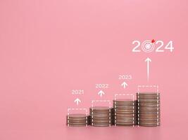Stapel von Münzen mit Pfeil steigend. das Konzept von Geschäft Wachstum, finanziell Investition, Markt Aktie, profitieren zurückkehren, Dividende und Geschäft Fonds im Jahr 2024 foto