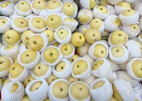 Chinesisch Birnen im hölzern Korb zum Verkauf im Supermarkt foto