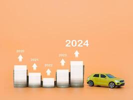 Spielzeug Autos, Stapel von Münzen mit virtuell zunehmend Graph, Pfeil steigend. das Konzept zum Preis von Auto, Auto Darlehen, Versicherung, bezahlen MwSt im Jahr 2024 foto