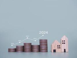 Miniatur Haus und Stapel von Münzen mit virtuell zunehmend Graph. das Konzept Über Preis von Haus ist wachsend hoch, Eigentum Investition, Haus Hypothek, echt Nachlass im Jahr 2024 foto