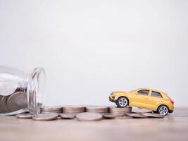 Spielzeug Autos auf Stapel von Münzen. das Konzept von Speichern Geld und verwalten zu Erfolg Transport Geschäft foto