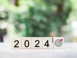 glücklich Neu Jahr 2024 mit Weiß Hintergrund. das Konzept von Tor Leistung , Ziel, Strategie und Erfolg im 2024 foto