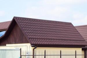 dekorativ Metall Fliese auf ein Dach. Typen von ein Dach von Dächer foto