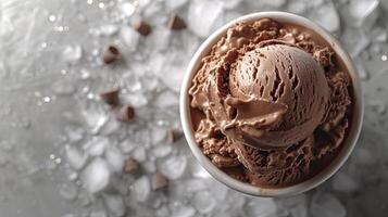 ai generiert köstlich Schokolade Eis Sahne mit Eis Würfel und Schoko Chips, Süss Dessert Hintergrund. foto