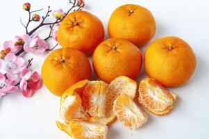 oben Aussicht von geschält Mandarin Orangen auf Weiß Startseite Hintergrund. Chinesisch Neu Jahr Feier foto