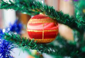 Glas Perlen zum dekorieren das Weihnachten Baum foto