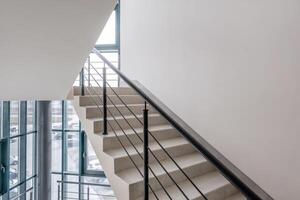 Treppe Notfall und Evakuierung Ausfahrt Treppe im oben Leiter im ein Neu Büro Gebäude foto