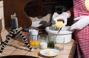 ein Frau bereitet vor Spinat Muffins Schritt durch Schritt, hinzufügen Butter zu Teig foto