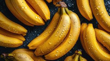 ai generiert oben Aussicht von frisch Banane Obst mit Wasser Tröpfchen. foto