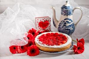 immer noch Leben, ein Frau schneidet ein Erdbeere Kuchen auf ein Tabelle dekoriert mit rot Gerbera foto