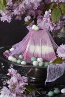 Süss Quark orthodox Ostern auf das Hintergrund von lila Sakura, traditionell Essen foto