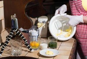 Frau Kochen Spinat Muffin Schritt durch Schritt, Gießen Zucker in ein Schüssel foto