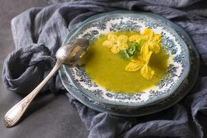 Kürbis Suppe im ein Teller mit ein Blau Ornament Herbst Speisekarte, Vegetarier Essen foto